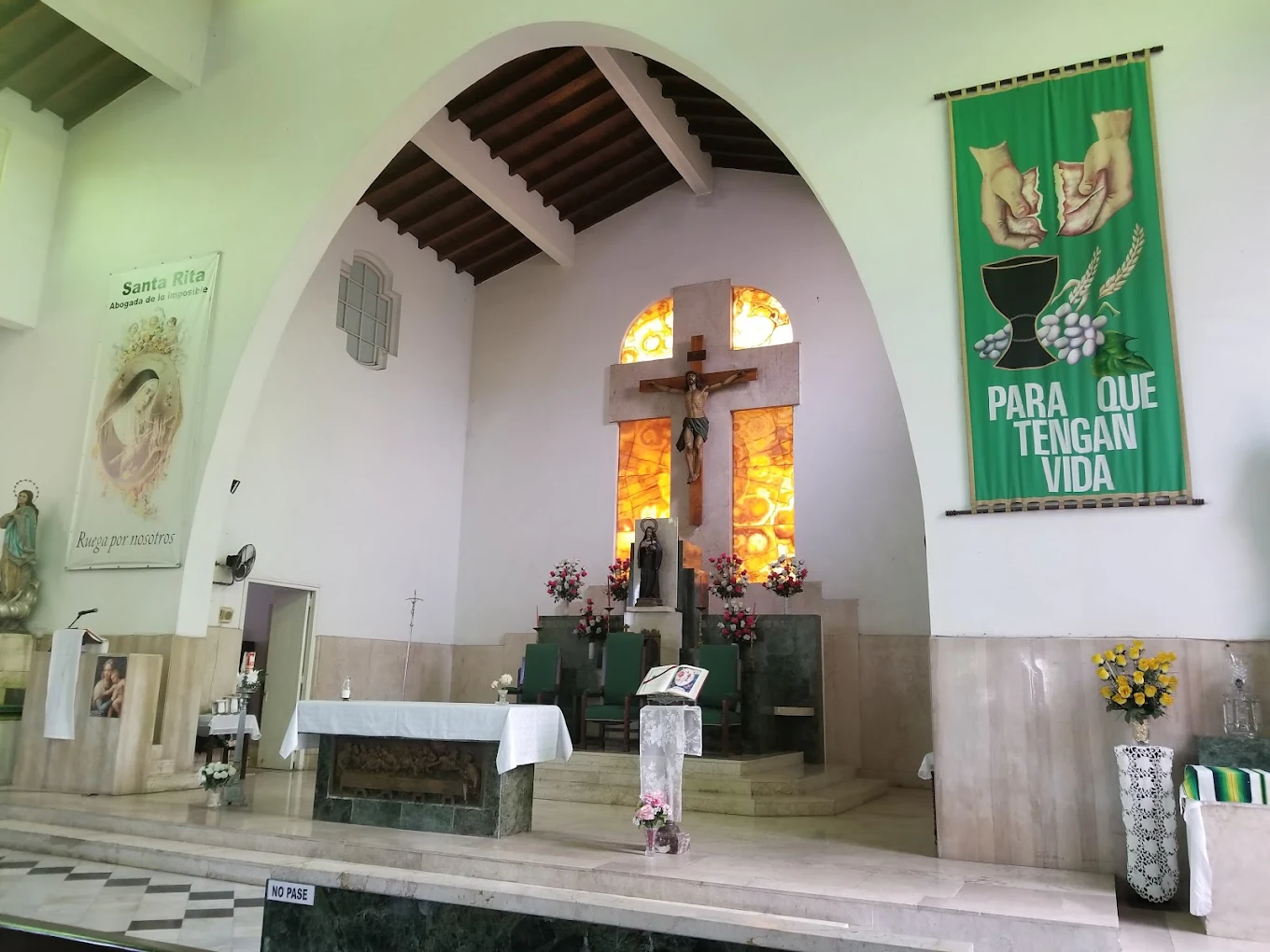 Interior de la Iglesia de Santa Rita de Casia, La Habana